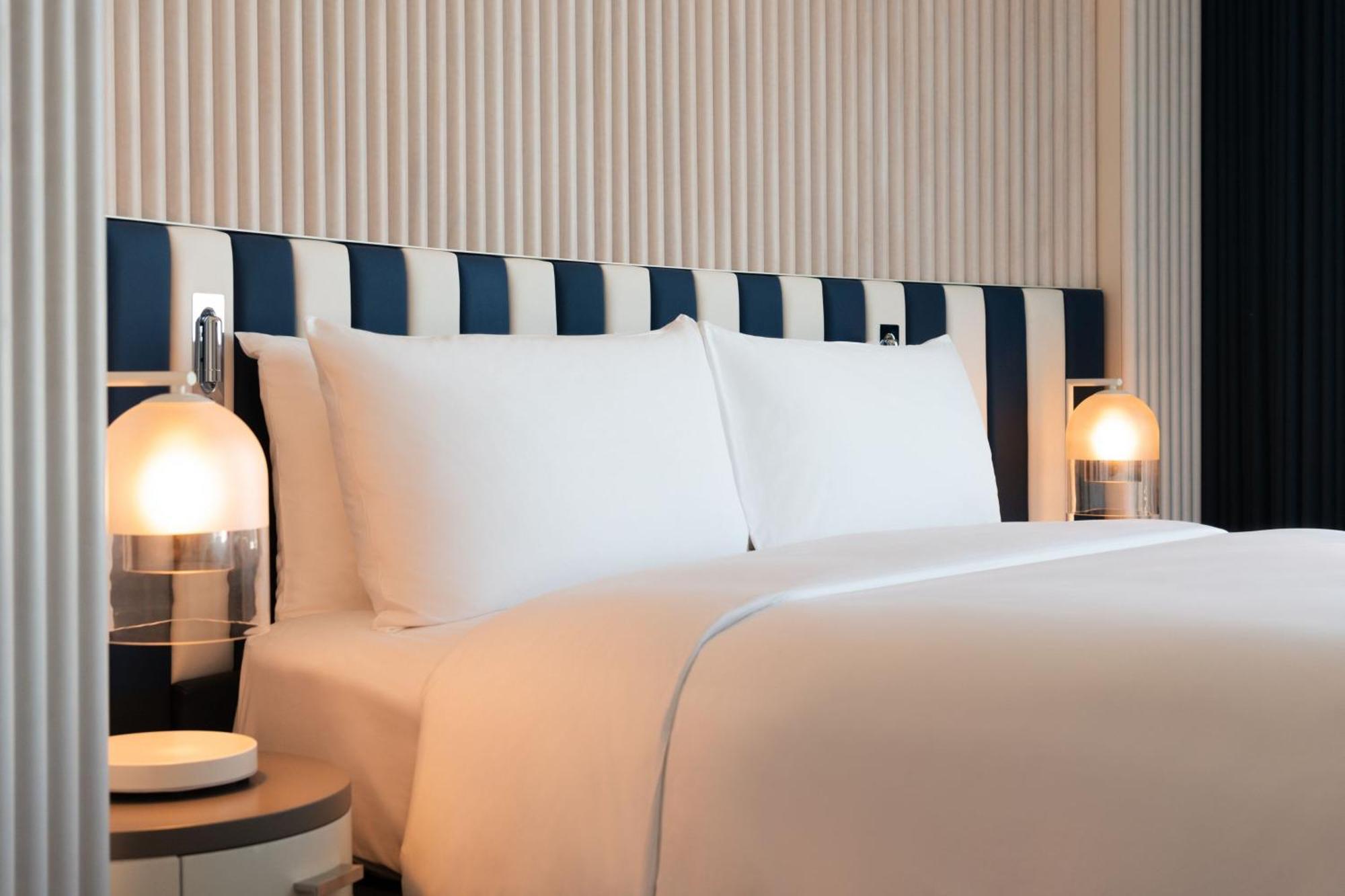 W Sydney Hotel Ngoại thất bức ảnh A bed with a headboard